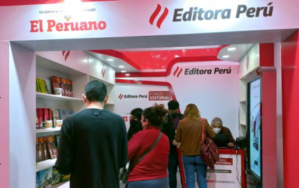 Asistentes a la FIL en el stand de Editora Perú