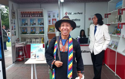Fredy Chicangana, escritor de la comunidad Yanakuna de Colombia en el stand