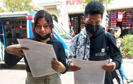 Estudiantes leen una copia del primer ejemplar del Diario Oficial El Peruano